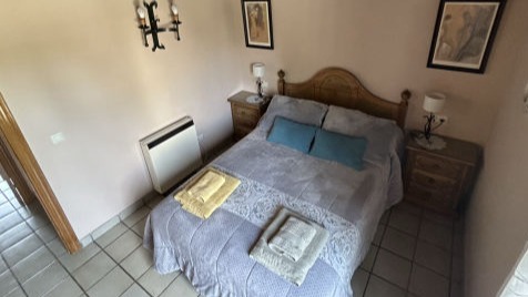 Habitación con cama de matrimonio en Casa Rincón de Claudia
